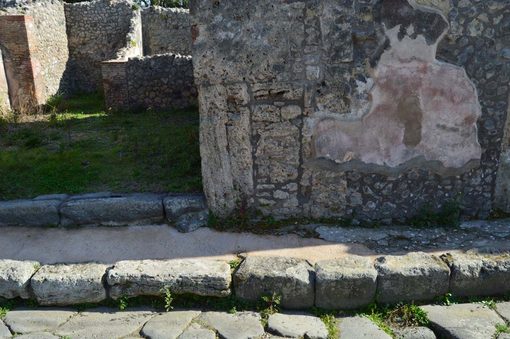 IX.2.25 Pompeii. March 2019. Looking south towards west side of entrance doorway, the painted front fa�ade is from IX.2.26.
Foto Taylor Lauritsen, ERC Grant 681269 D�COR.

