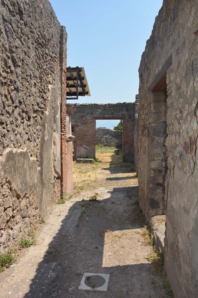IX.2.26 Pompeii. July 2017. Looking south along entrance corridor from entrance doorway.
The doorway to the kitchen is on the right.
Foto Annette Haug, ERC Grant 681269 DÉCOR.