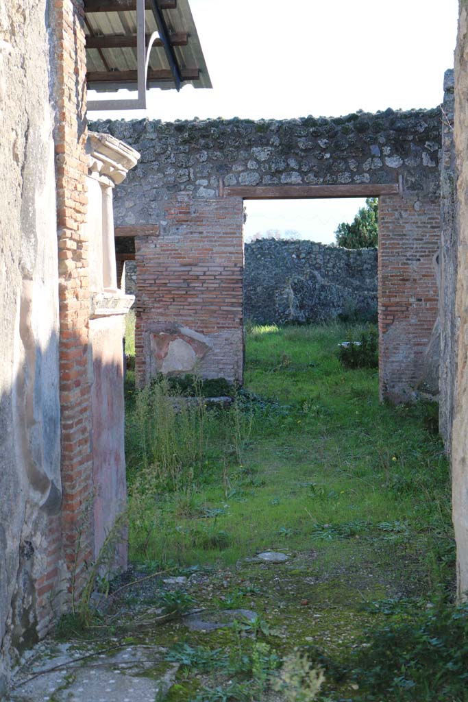 IX.2.26 Pompeii. December 2018.
Looking south from entrance doorway. Photo courtesy of Aude Durand.