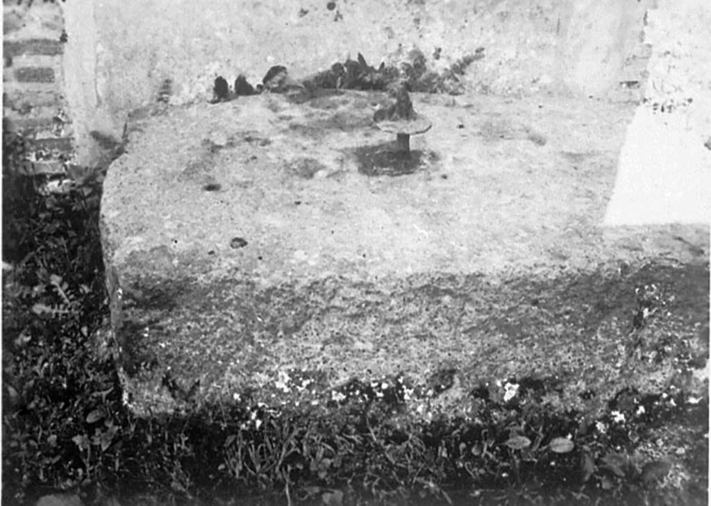 IX.2.26 Pompeii. 1932. Lava base for the arca, or money chest in the tablinum.
According to Pernice –
Found in the atrium on the back wall in front of a brick pillar that is built between a room and a passageway.
Base made of lava. The corners are only slightly notched for right-angled feet.
The split pin is still in the fastening pin. Under the split pin is a round disk that rested on the inside of the bottom of the chest.
See Pernice, E., 1932. Hellenistische Tische, Zisternenmündungen, Beckenuntersätze, Altäre u. Truhen. Berlin, p. 73, Taf. 43.4.
DAIR 32.1111. Photo © Deutsches Archäologisches Institut, Abteilung Rom, Arkiv.
Thanks to Espen B. Andersson for assisting us in our interest in money-chests.