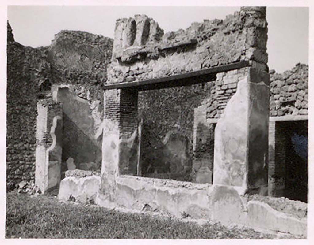 IX.2.26, Pompeii. Pre-1943. Photo by Tatiana Warscher.
According to Warscher, “this photo is taken by the north portico of the pseudo-peristyle, that had a terrace.
On the plan by Fiorelli, the two rooms to the south of the pseudo-peristyle are not shown, but here the doorways are seen.”
(We think Warscher has made a mistake here –
according to the photos below (1966 by Jashemski and one from 1979), the above photo is looking north (or north-west) towards the west wall of the tablinum and the doorways of two corridors, one largely obscured by the pilaster in front).
See Warscher, T. Codex Topographicus Pompeianus, IX.2. (1943), Swedish Institute, Rome. (no.134.), p. 241.