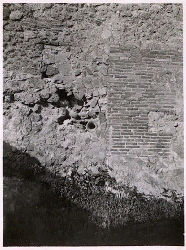 IX.2.26, Pompeii. Pre-1943. Photo by Tatiana Warscher.
According to Warscher - this is a photo of the bricked-up doorway in the east wall of the triclinium.
She made the point that near the rear of this blocked doorway (in IX.2.24) the famous lararium with the image of Vesta was found.
She noted the fragment of amphora built into the doorway.
See Warscher, T. Codex Topographicus Pompeianus, IX.2. (1943), Swedish Institute, Rome. (no.135.), p. 247.