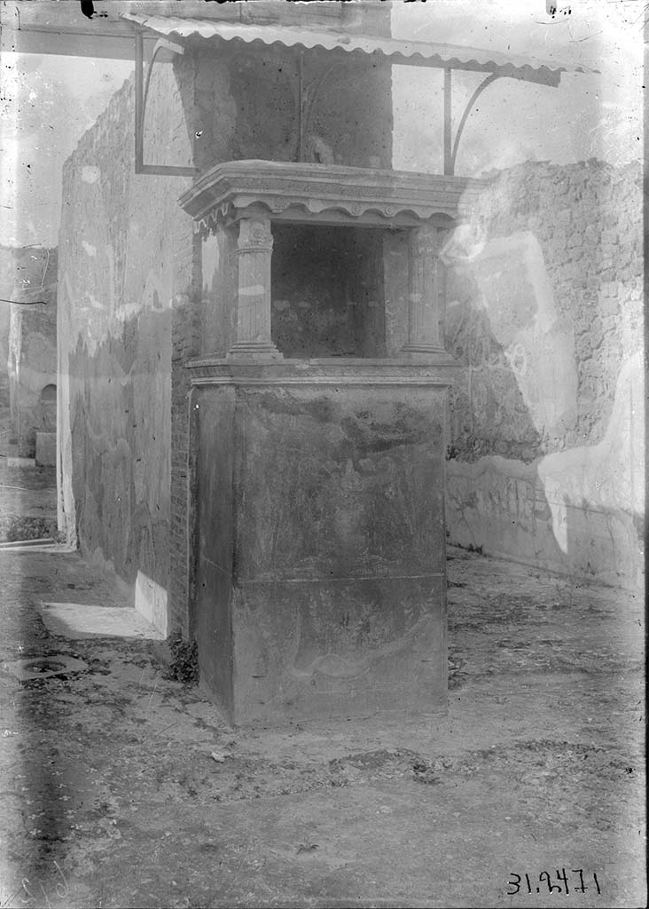 IX.2.26, Pompeii. c.1931. Looking north to lararium in atrium, entrance corridor on left, triclinium on right.
DAIR 31.2471. Photo © Deutsches Archäologisches Institut, Abteilung Rom, Arkiv.
Or See Warscher, T. Codex Topographicus Pompeianus, IX.2. (1943), Swedish Institute, Rome. (no.132.), p. 233.