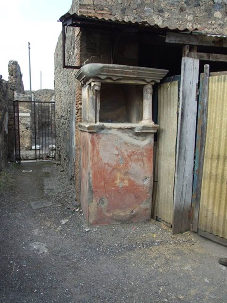 IX.2.26 Pompeii. March 2009. Lararium in atrium, on east side of corridor from entrance.