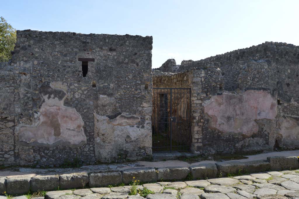 IX.2.26 Pompeii. March 2019. Looking south towards entrance doorway.
Foto Taylor Lauritsen, ERC Grant 681269 DÉCOR.