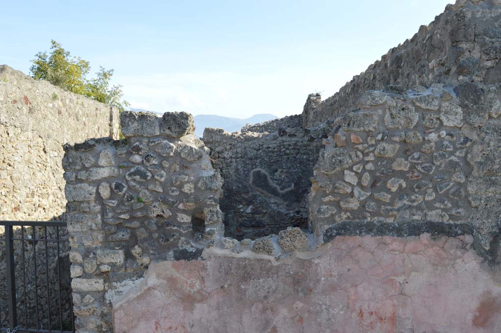 IX.2.26 Pompeii. March 2019. Looking towards upper west side of entrance doorway with window into kitchen.
Foto Taylor Lauritsen, ERC Grant 681269 DÉCOR.