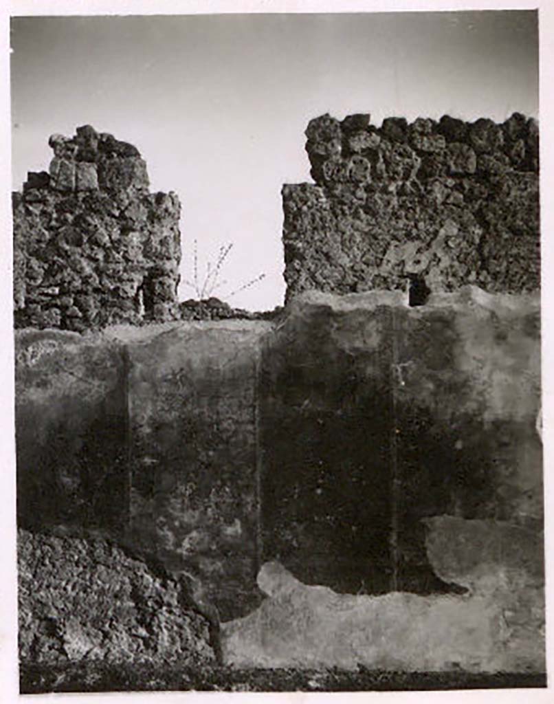 IX.2.26, Pompeii. Pre-1943. Photo by Tatiana Warscher.
According to Warscher-
this photo shows the painted exterior façade on the west of the doorway, with window into kitchen.
See Warscher, T. Codex Topographicus Pompeianus, IX.2. (1943), Swedish Institute, Rome. (no.130.). p. 227.