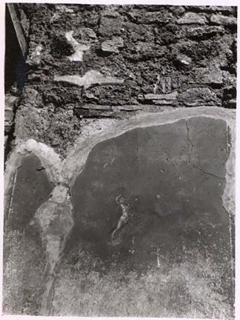 IX.2.27 Pompeii. Pre-1943. Photo by Tatiana Warscher.
On the yellow panel at the north end of the east wall, a flying cupid was seen.
See Warscher, T. Codex Topographicus Pompeianus, IX.2. (1943), Swedish Institute, Rome. (no.145.), p. 268.