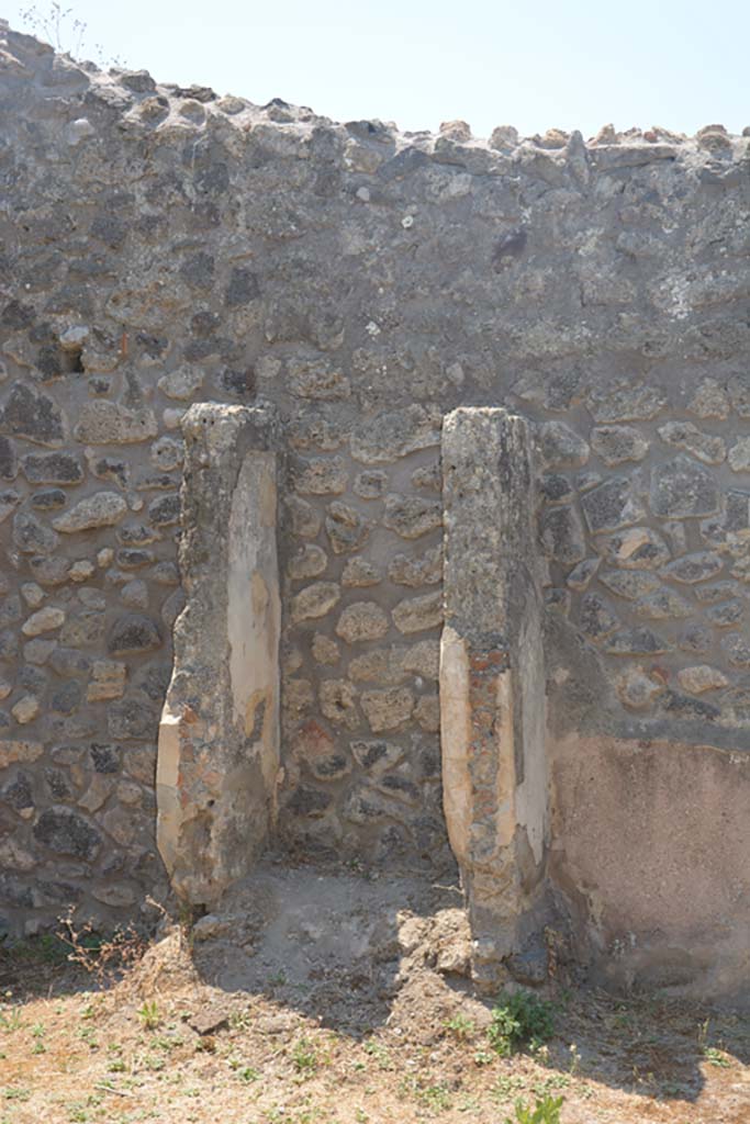 IX.2.27 Pompeii. July 2017. Looking towards west wall of peristyle, with remains of shrine.
Foto Annette Haug, ERC Grant 681269 DÉCOR.