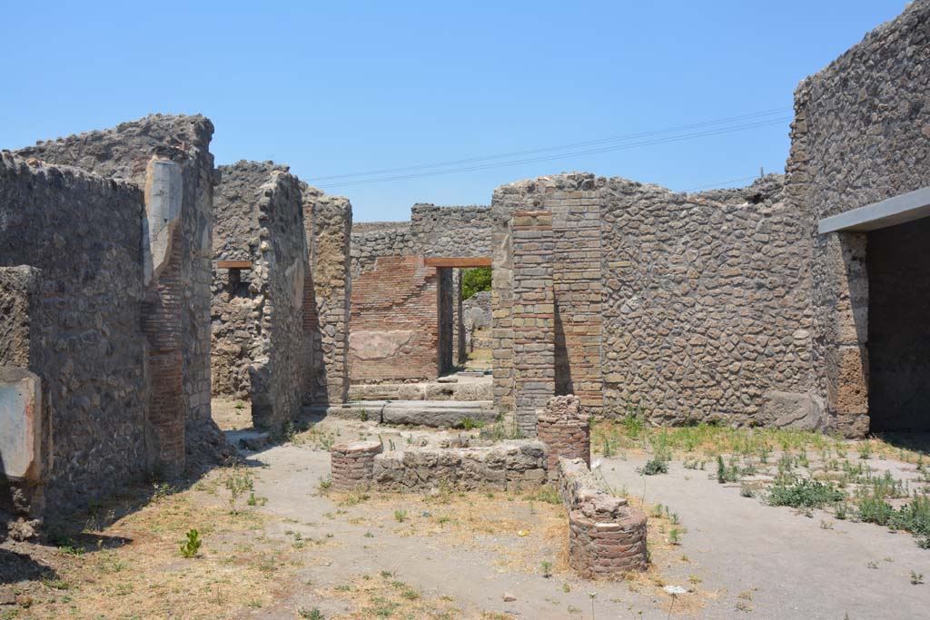 IX.2.27 Pompeii. July 2017. Looking north across peristyle towards entrance doorway.
Foto Annette Haug, ERC Grant 681269 DÉCOR.