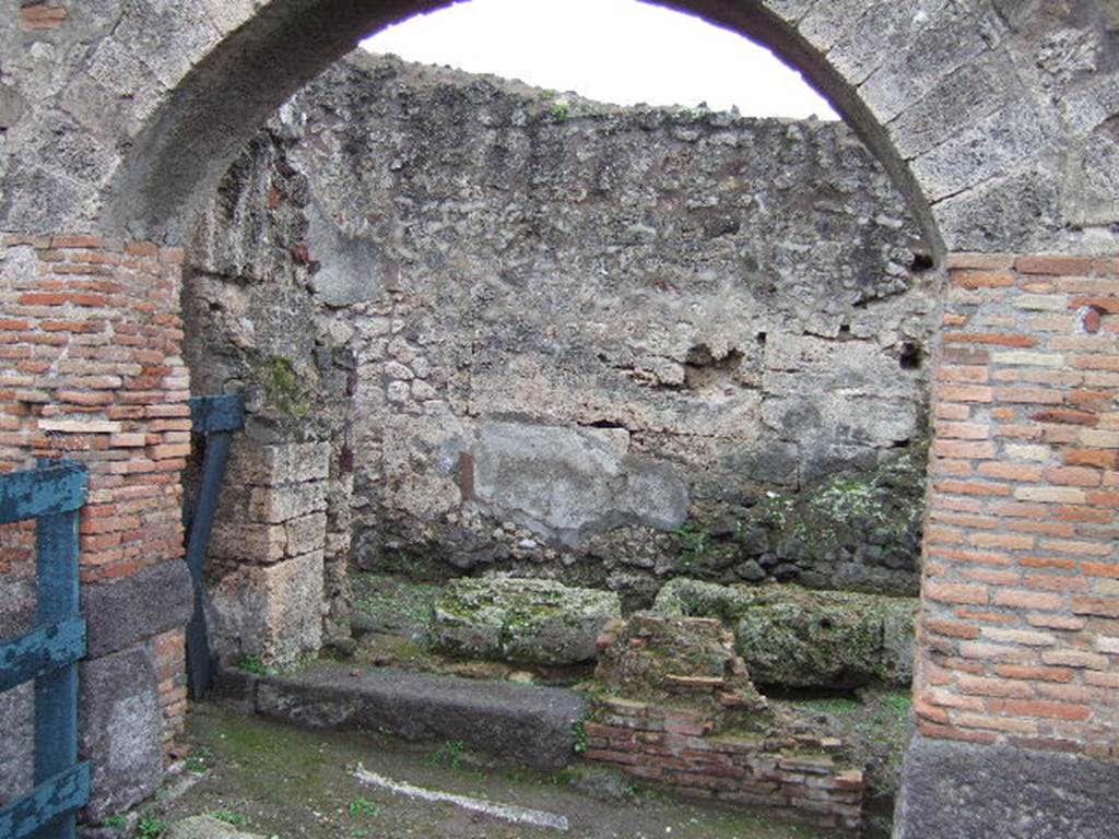 IX.2.28 Pompeii. December 2005. Entrance under arcade.