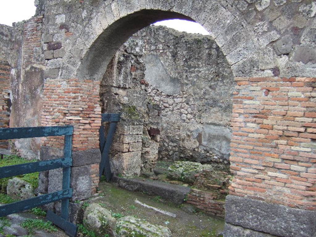 IX.2.28 Pompeii. December 2005. Entrance under arcade, leading to kitchen, latrine and small storeroom.
