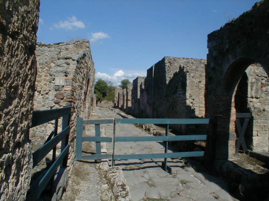 IX.3 Pompeii. Roadway looking east from Via Stabiana. IX.2.28
