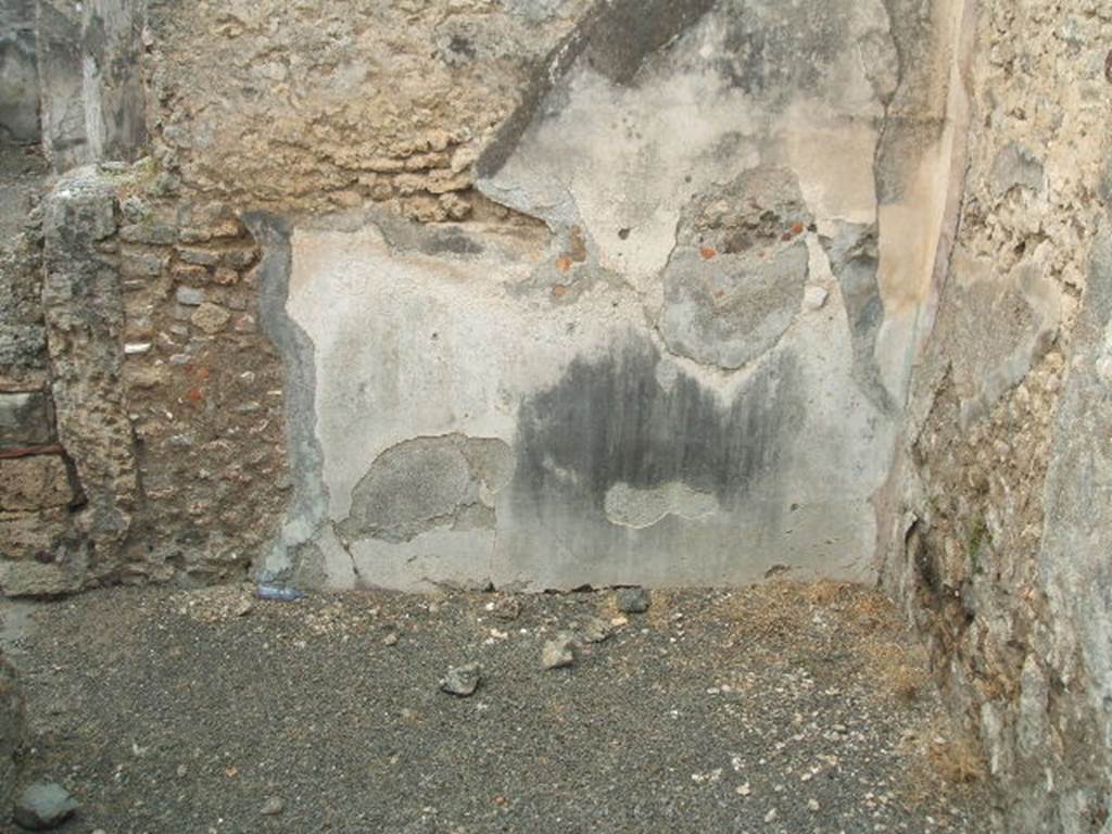 IX.3.2 Pompeii. May 2005. Triclinium on north side of garden area. West wall.