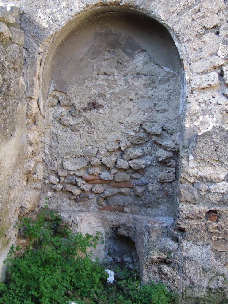 IX.3.2 Pompeii. March 2009.
Niche on north wall of kitchen, latrine, cella penaria and well or fountain room.