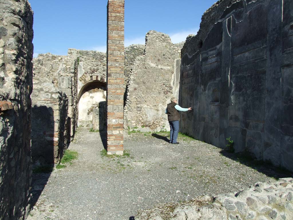 IX.3.2 Pompeii. March 2009. 
Garden area. Looking east. The pillar originally supported a two-sided portico on the north and west sides.
