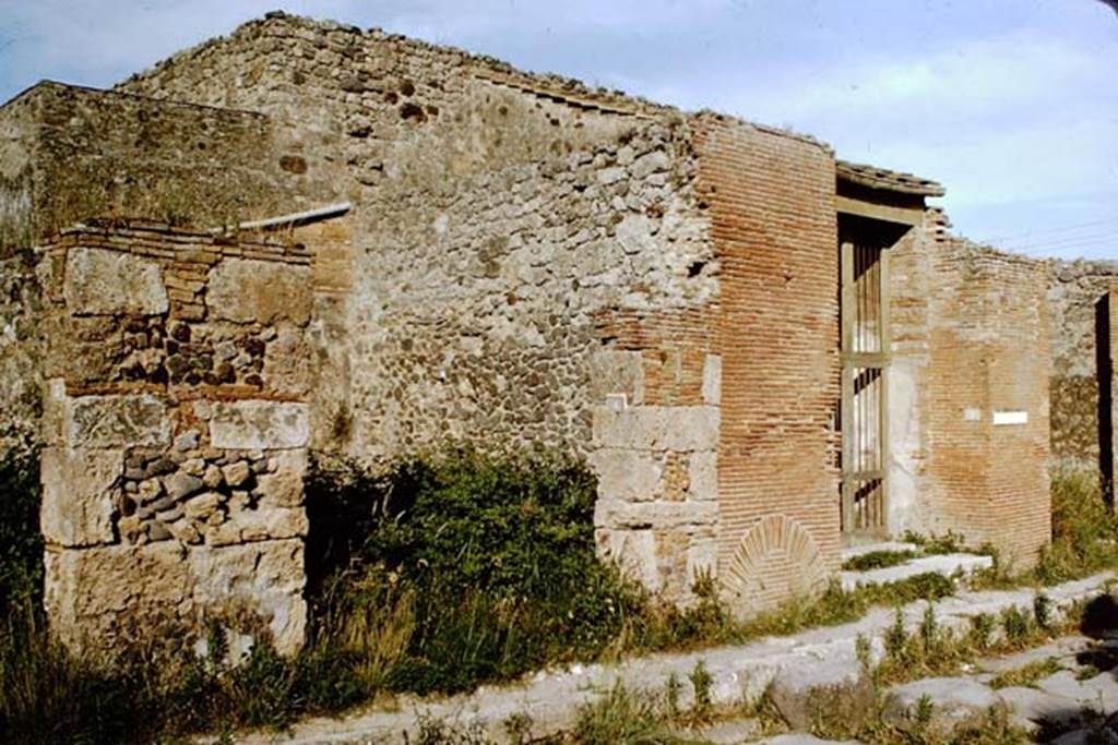 IX.3.4 Pompeii. 1964. Looking south-east towards entrance doorway. Photo by Stanley A. Jashemski.
Source: The Wilhelmina and Stanley A. Jashemski archive in the University of Maryland Library, Special Collections (See collection page) and made available under the Creative Commons Attribution-Non Commercial License v.4. See Licence and use details.
J64f1327