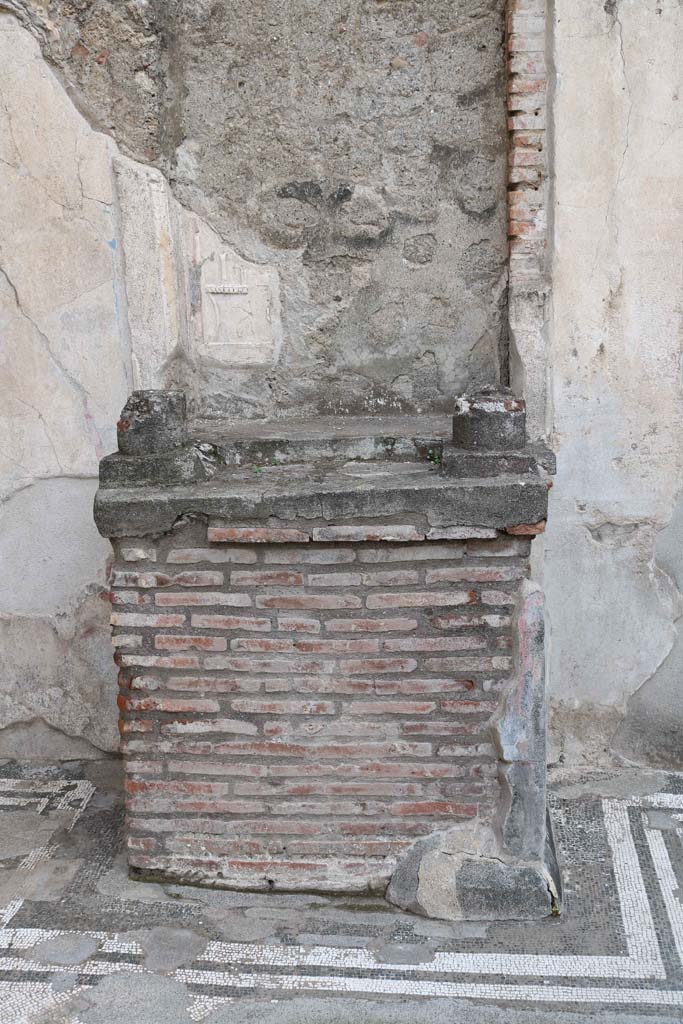 IX.3.5 Pompeii. September 2018. Room 3, detail of east side of altar. Photo courtesy of Aude Durand.

