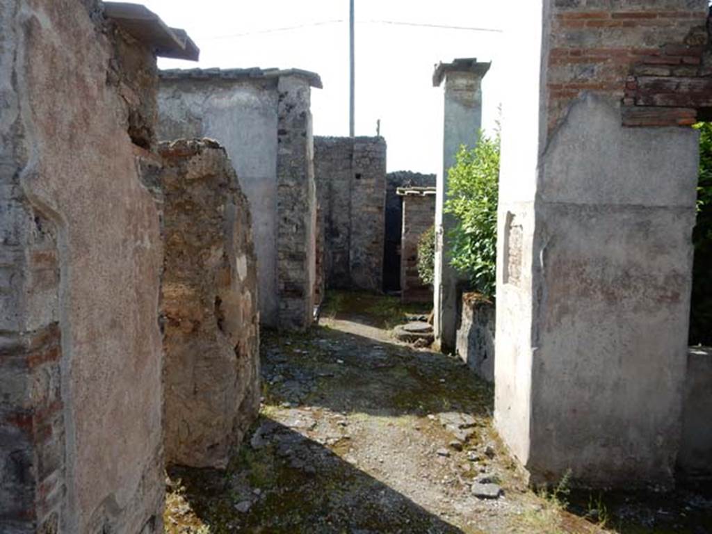 IX.3.5 Pompeii. May 2015. Room 21, corridor, looking south. Photo courtesy of Buzz Ferebee.