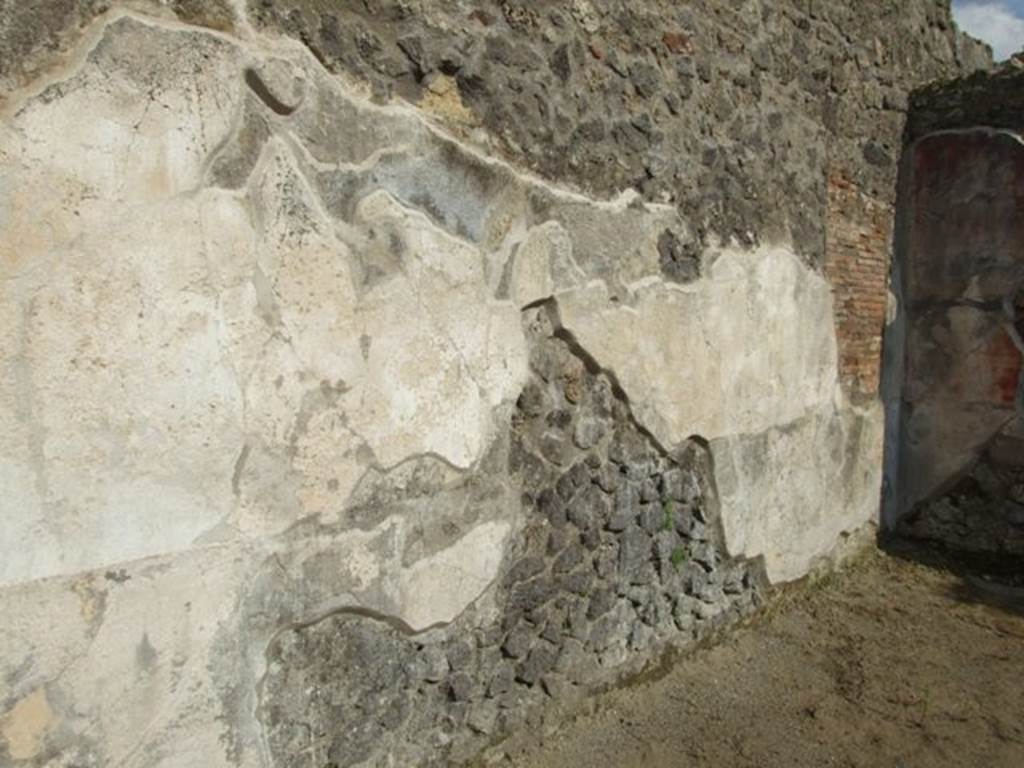 IX.3.5 Pompeii. March 2009. Room 30, east wall of secondary atrium. The walls of the secondary atrium would have been painted with a black dado. The middle zone would have been painted red.
See Bragantini, de Vos, Badoni, 1986. Pitture e Pavimenti di Pompei, Parte 3. Rome: ICCD. (p.443, atrio �29�)
