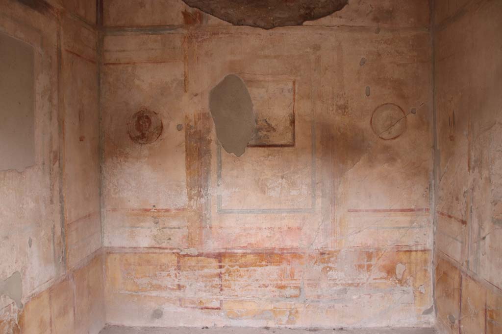 IX.3.5 Pompeii. October 2020. Room 5, looking north through doorway. Photo courtesy of Klaus Heese.