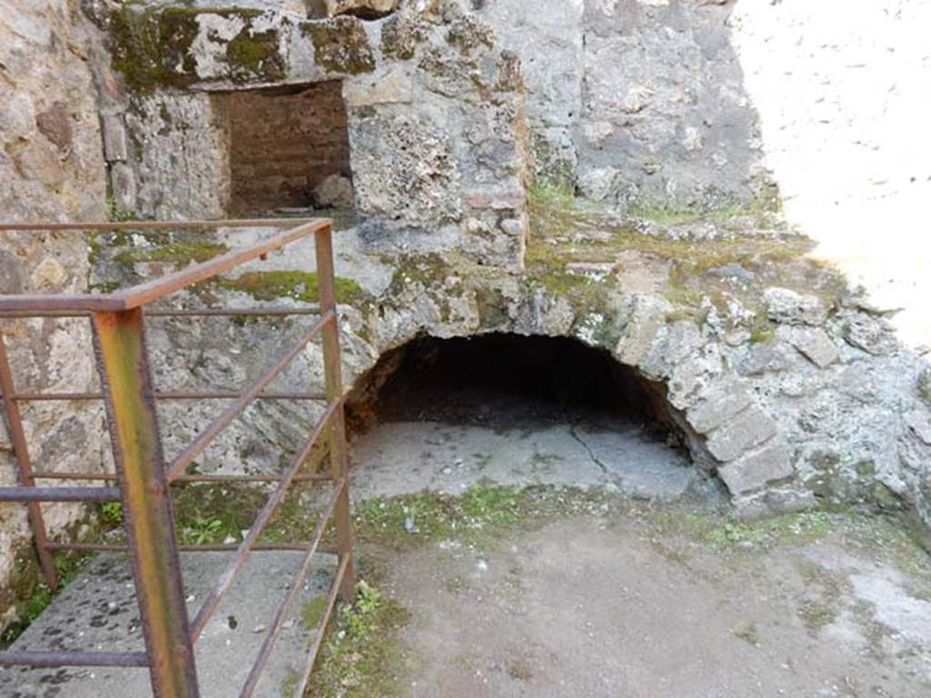 IX.3.5 Pompeii. May 2015. Room 9, south-west corner. Photo courtesy of Buzz Ferebee.