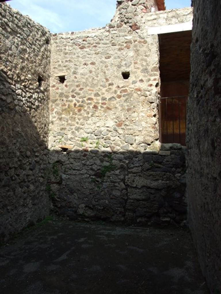 IX.3.5 Pompeii. March 2009. Room 11. Looking east.
