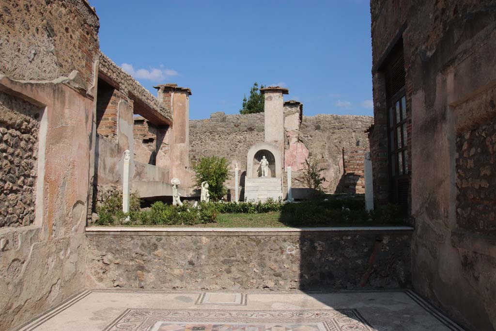 IX.3.5 Pompeii. September 2017. Room 12, looking east in tablinum, with view to raised garden at rear.
Photo courtesy of Klaus Heese.