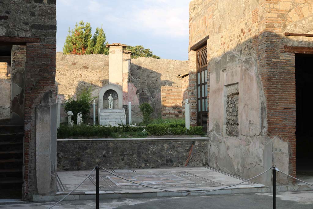 IX.3.5 Pompeii. September 2018.
Room 12, looking south-east in tablinum towards south wall and raised garden at rear. Photo courtesy of Aude Durand.
