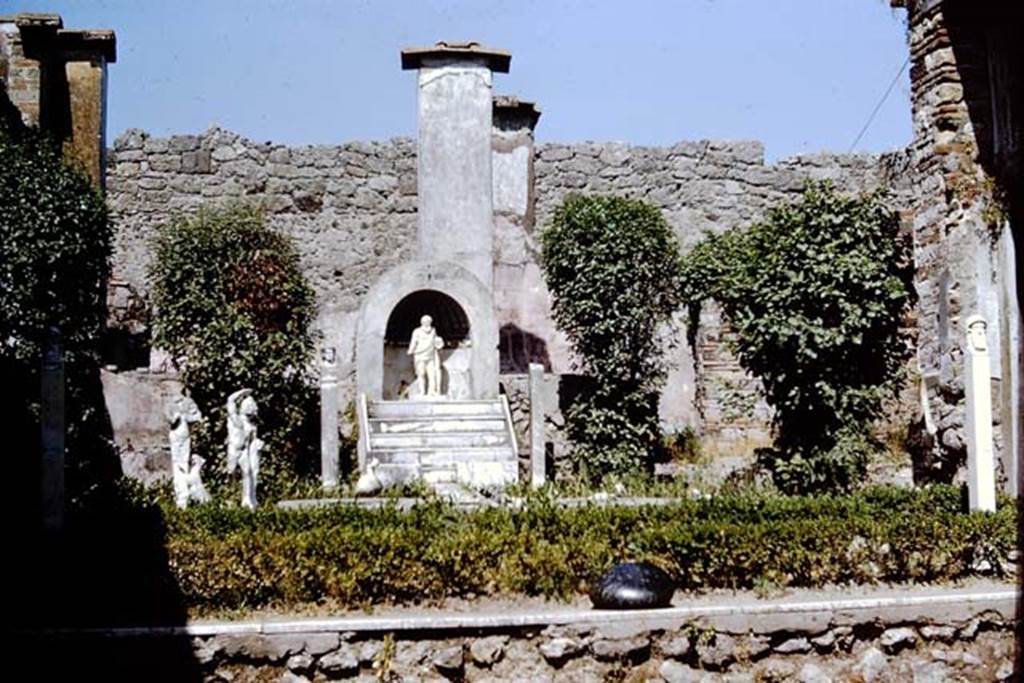 IX.3.5 Pompeii. 1966. Room 26, the garden from the tablinum. Photo by Stanley A. Jashemski.
Source: The Wilhelmina and Stanley A. Jashemski archive in the University of Maryland Library, Special Collections (See collection page) and made available under the Creative Commons Attribution-Non Commercial License v.4. See Licence and use details.
J66f0282