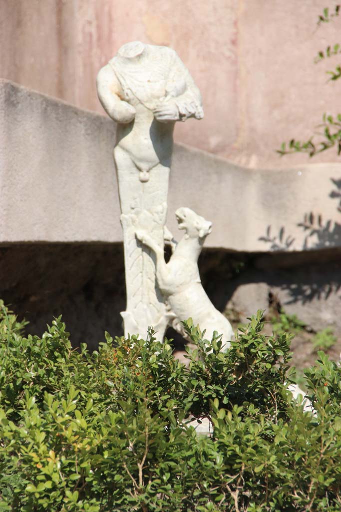 IX.3.5 Pompeii. September 2017. Looking east across garden towards statuette.
Photo courtesy of Klaus Heese.