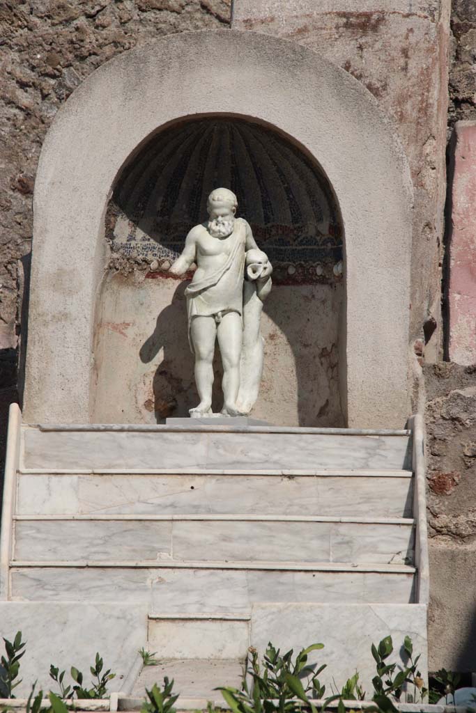 IX.3.5 Pompeii. September 2017. Looking east across garden towards aedicula with statuette of Silenus.
Photo courtesy of Klaus Heese.