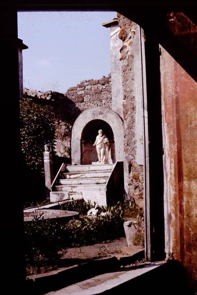 IX.3.5 Pompeii. 1964. Room 14, north wall with window overlooking garden. Photo by Stanley A. Jashemski.
Source: The Wilhelmina and Stanley A. Jashemski archive in the University of Maryland Library, Special Collections (See collection page) and made available under the Creative Commons Attribution-Non Commercial License v.4. See Licence and use details.
J64f1579