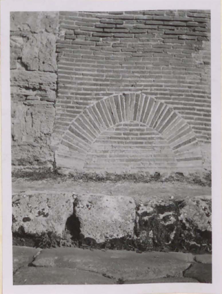 IX.3.5 Pompeii. May 2005. North side of entrance doorway.
(Una parte della facciata della casa con un arco di scarico.)
See Warscher, T. 1942. Catalogo illustrato degli affreschi del Museo Nazionale di Napoli. Sala LXXXII. Vol.4. Rome, Swedish Institute.
