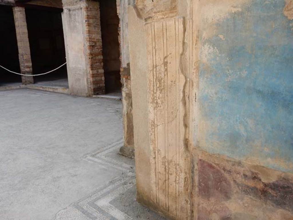 IX.3.5 Pompeii. May 2015. Room 1, decorative plaster at east end of south side of entrance fauces.  Photo courtesy of Buzz Ferebee.

