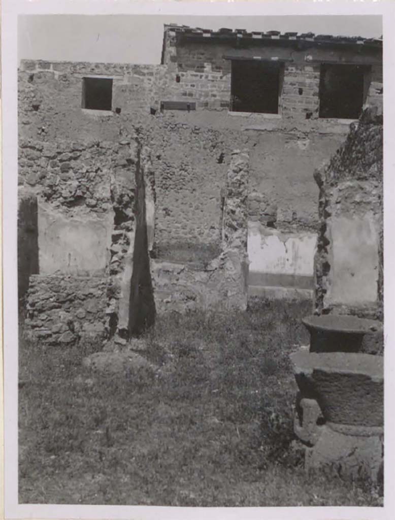 IX.3.12 Pompeii. Pre-1943. Looking north to steps to raised garden area.
According to Warscher, the smallest window would have been from the ala of IX.3.5, the two larger ones next to each other would have been in the south wall of the triclinium in IX.3.5.
It would seem that the windows have been reconstructed.
(La fotografia era presa dal pistrino IX.3.10/12.
La finestra più piccola a sinistra era quella dell’ala di IX.3.5, due più grandi – l’una accanto all’altra sono quelli del triclinio (nella parete sud di quest’ultimo).
Sembra che le finestre siano state ricostruite regolarmente.)
See Warscher, T. 1942. Catalogo illustrato degli affreschi del Museo Nazionale di Napoli. Sala LXXXII. Vol.4. Rome, Swedish Institute.