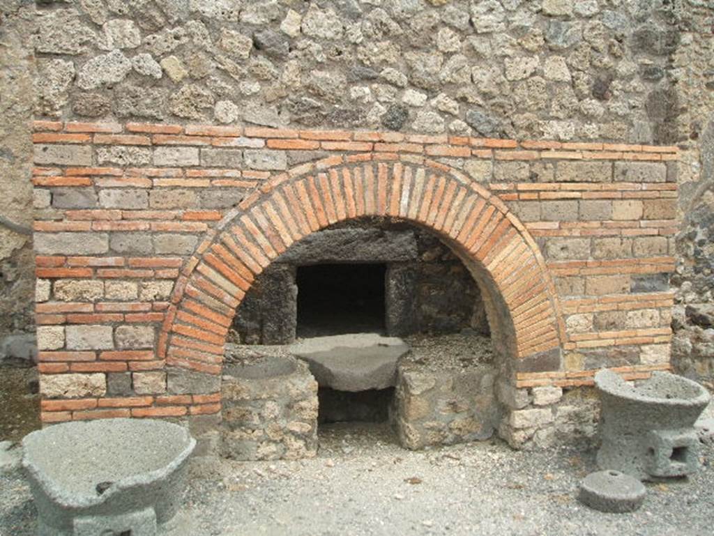 IX.3.12 Pompeii. May 2005. Front of oven.
