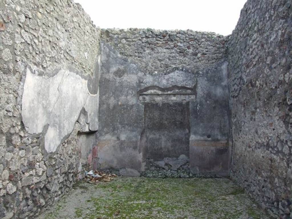 IX.3.15 Pompeii. March 2009. Room 8, south wall of triclinium/exedra. Originally this wall would have had a doorway connecting to the atrium. The wall was decorated with a red zoccolo/plinth topped with a yellow border. When the wall was blocked up, it only received its coat of plaster and had not been decorated.