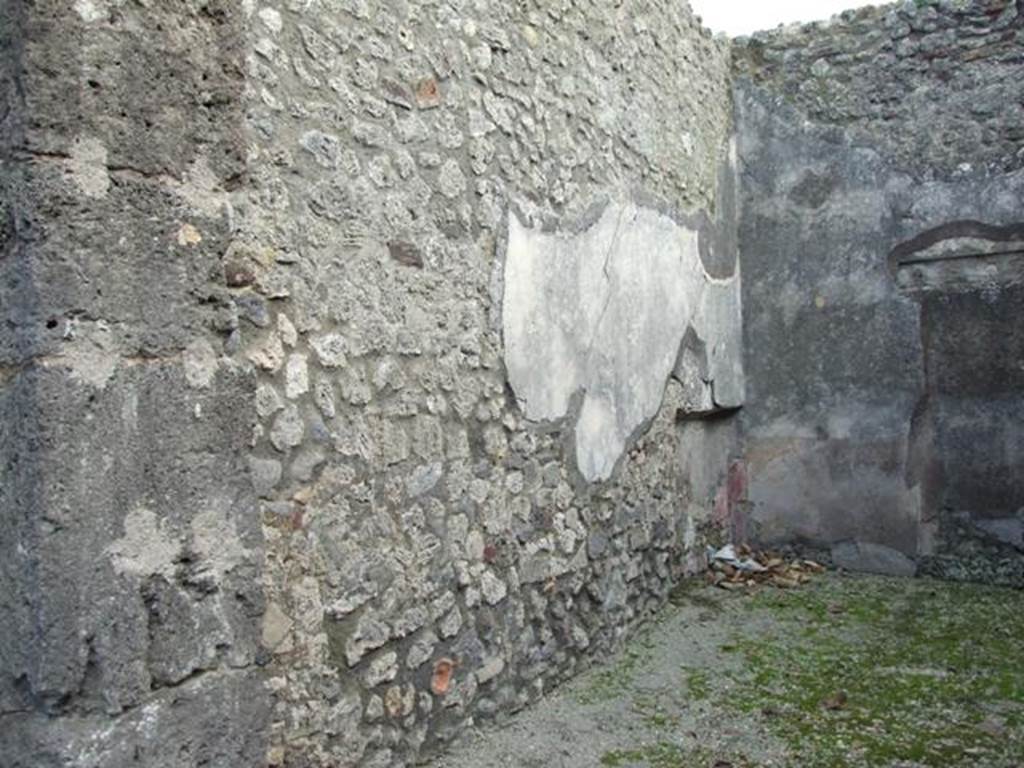 IX.3.15 Pompeii. March 2009. Room 8, east wall of exedra, with recess for the couch at the south end.