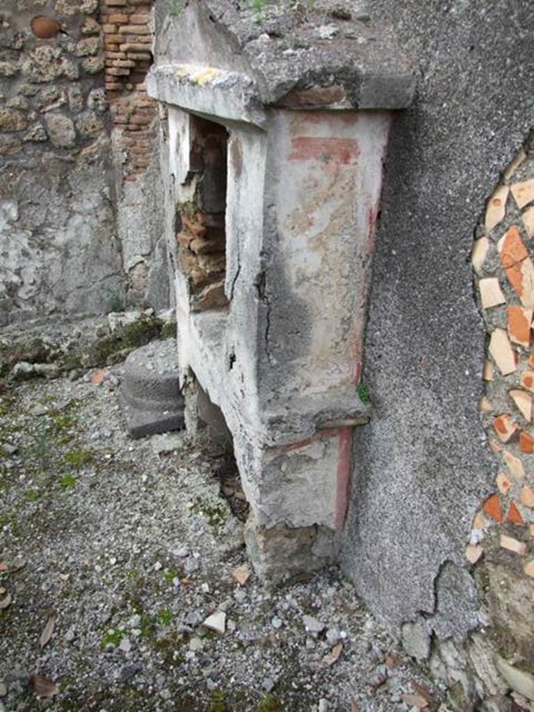 IX.3.15 Pompeii. March 2009. Room 12, south side of aedicula lararium showing remains of red stripes.