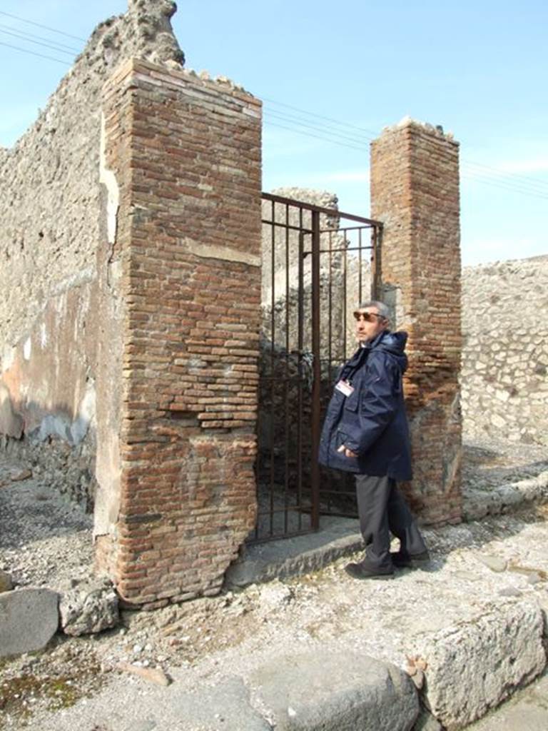 IX.3.15 Pompeii. March 2009. Entrance doorway. On the pilaster between entrances 14/15, on the left of this entrance doorway, there was a painting of Mercury and Minerva which is now destroyed.
See Fr�hlich, T., 1991, Lararien und Fassadenbilder in den Vesuvst�dten.  Mainz: von Zabern.  (F62: p.331).
According to Fiorelli, Mercury carried a purse and Minerva was armed with a helmet, shield and lance.
See Fiorelli, G., (1875). Descrizione di Pompei, (p.396).
See Pappalardo, U., 2001. La Descrizione di Pompei per Giuseppe Fiorelli (1875). Napoli: Massa Editore. (p.146)

