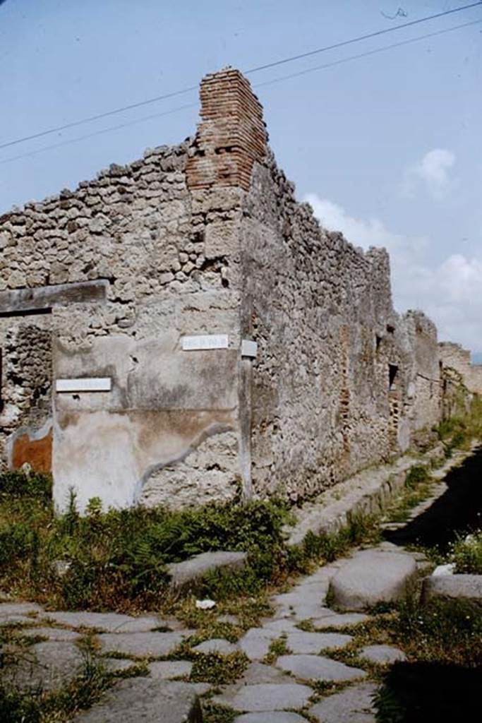 IX.3.20 Pompeii, on right. 1964. Looking north from junction on Vicolo di Tesmo, IX.3.19 is on the left. Photo by Stanley A. Jashemski.
Source: The Wilhelmina and Stanley A. Jashemski archive in the University of Maryland Library, Special Collections (See collection page) and made available under the Creative Commons Attribution-Non Commercial License v.4. See Licence and use details.
J64f1606