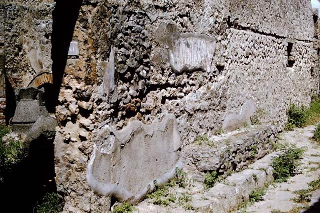 IX.3.20 Pompeii. 1964. Exterior wall to north of entrance doorway, with painted inscription. Photo by Stanley A. Jashemski.
Source: The Wilhelmina and Stanley A. Jashemski archive in the University of Maryland Library, Special Collections (See collection page) and made available under the Creative Commons Attribution-Non Commercial License v.4. See Licence and use details.
J64f1608