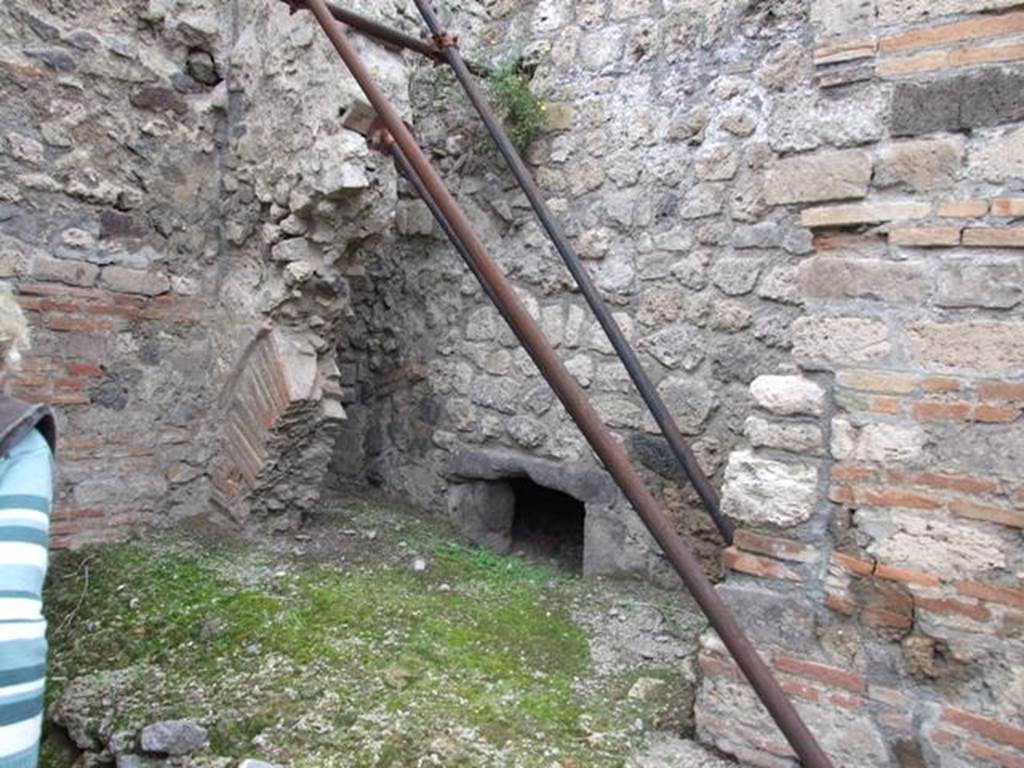 IX.3.20. Bakery. December 2007. Room 2. Remains of the oven.