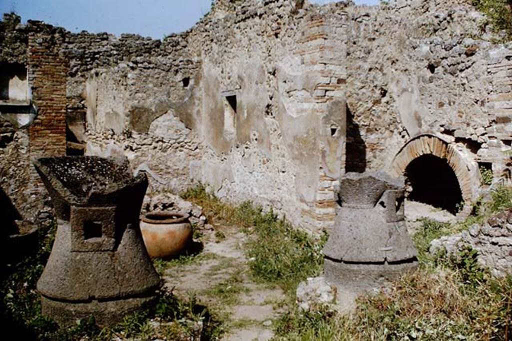 IX.3.20 Pompeii. 1964. Room 2, with niche, mills and an oven. Photo by Stanley A. Jashemski.
Source: The Wilhelmina and Stanley A. Jashemski archive in the University of Maryland Library, Special Collections (See collection page) and made available under the Creative Commons Attribution-Non Commercial License v.4. See Licence and use details.
J64f1599