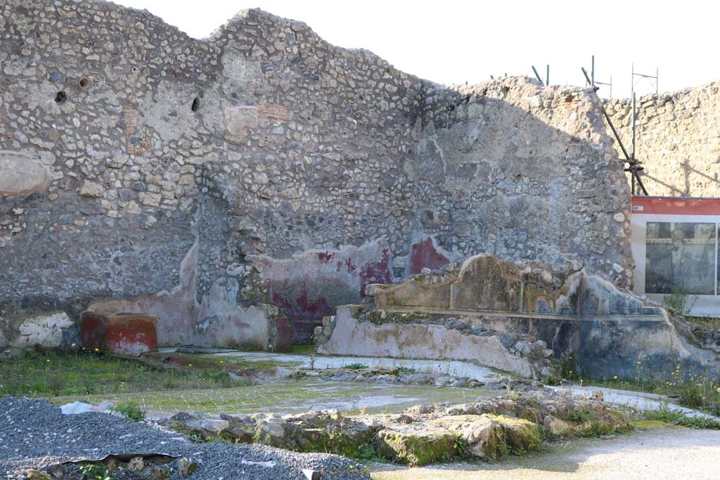 IX.3.22 Pompeii. December 2018.
Looking towards north-west corner, with room with black painted wall decorations on east side of room with red decorations.
Photo courtesy of Aude Durand.