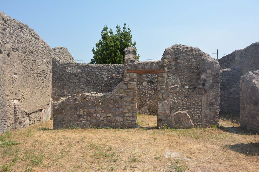 IX.3.23 Pompeii. July 2017. Looking south across yard c, with doorways to room k, i and h.
Foto Annette Haug, ERC Grant 681269 DÉCOR.