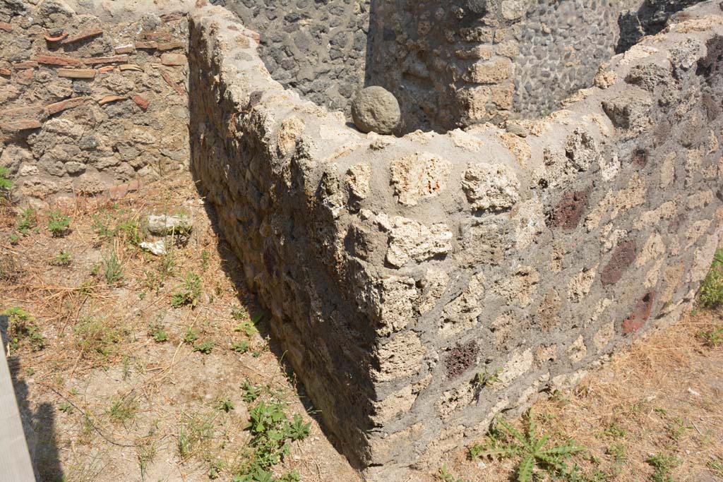 IX.3.23 Pompeii. July 2017. Room b, on left, looking south-east, with room d on right.
Foto Annette Haug, ERC Grant 681269 DÉCOR.