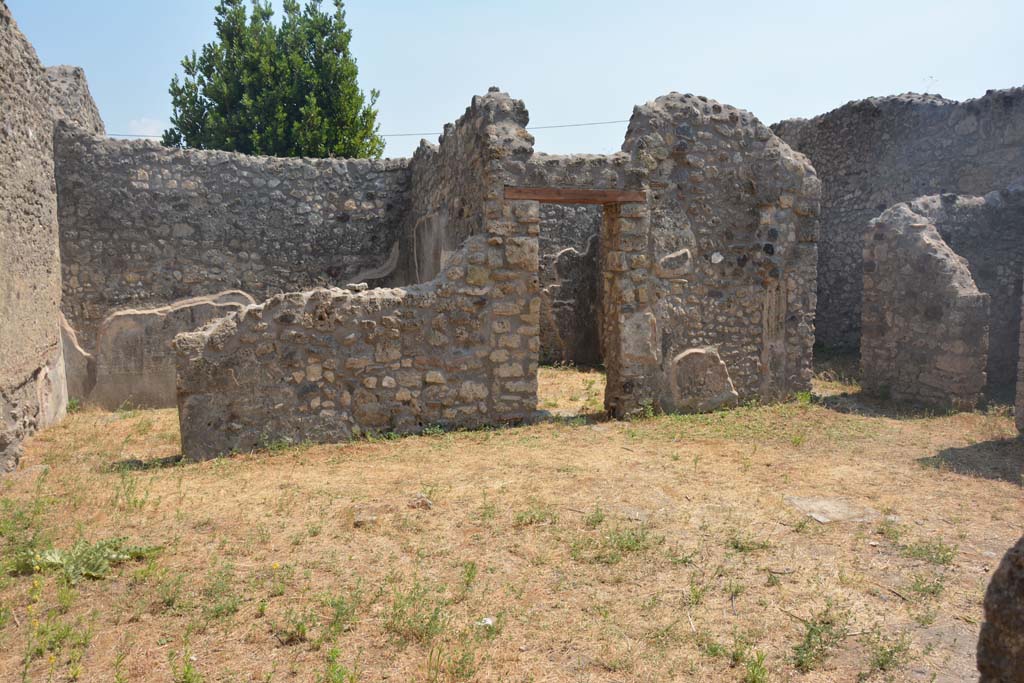 IX.3.23 Pompeii. July 2017. Yard c, looking south, with doorway to room k, on left, and room h, on right.
Foto Annette Haug, ERC Grant 681269 DÉCOR.