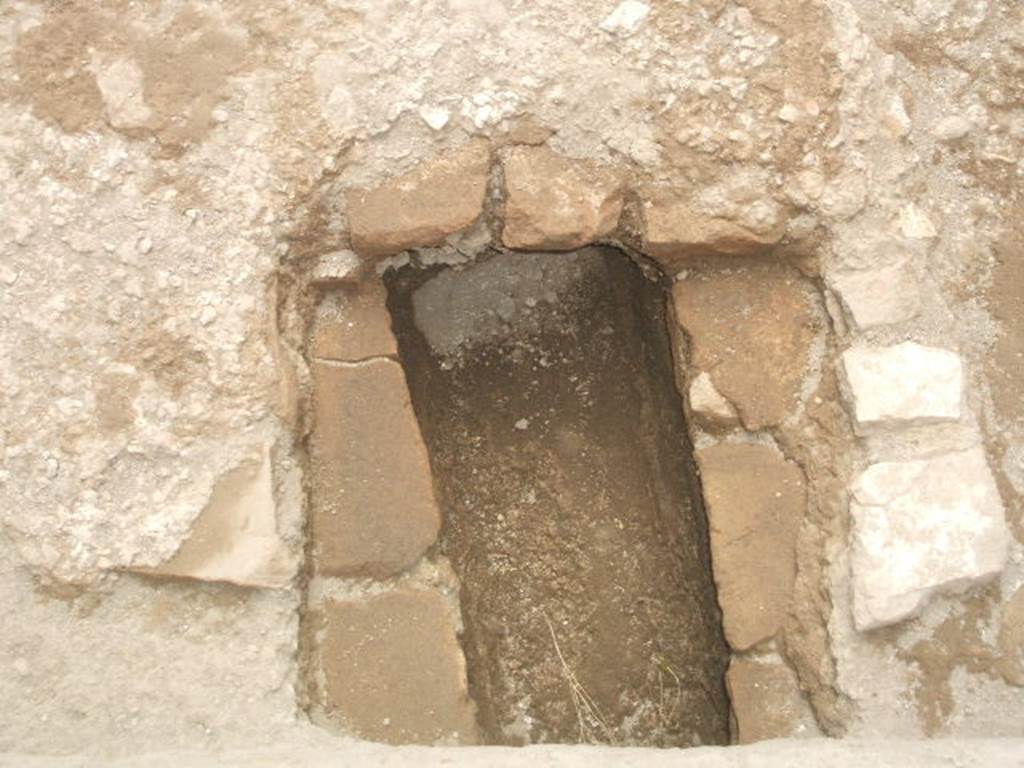 IX.3.24 Pompeii. May 2005. Drainage system.